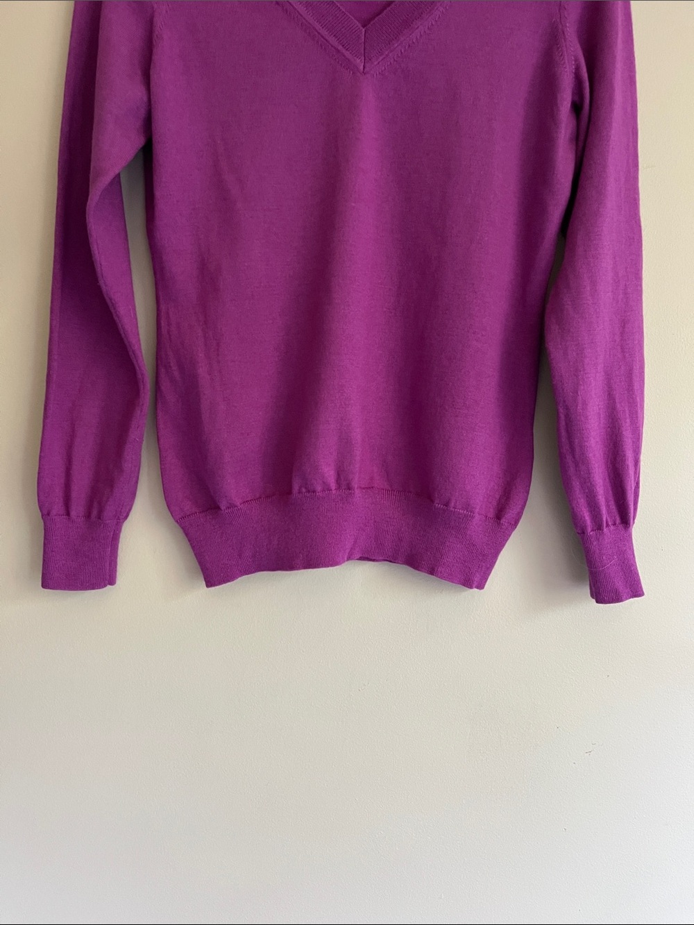 Banana Republic 100% Fine Merino Wool V-Neck Purple/ Magenta Sweater size medium - Picture 2 of 14